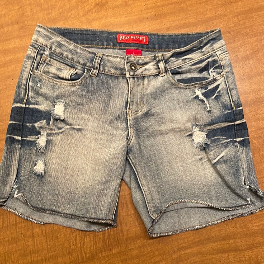 EUC Junior’s distressed 5 pocket denim shorts